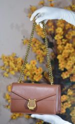Elegant Envelope Flap Women’s Chain Shoulder Bag with Gold-Tone Clasp - Image 5
